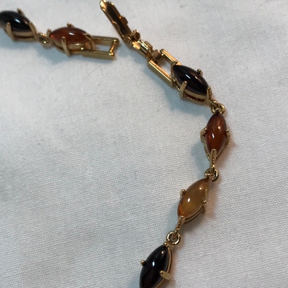 Avon necklace in gold tone, fold over clasp, 16 in length, stones multicolor - Picture 7 of 10